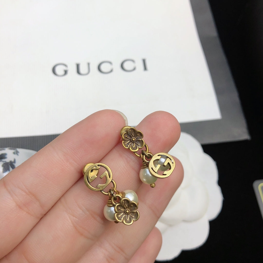 Gucci Double Flower & Pearl Pendant 18K Gold Earrings product image 5, provided for visual reference and product detail