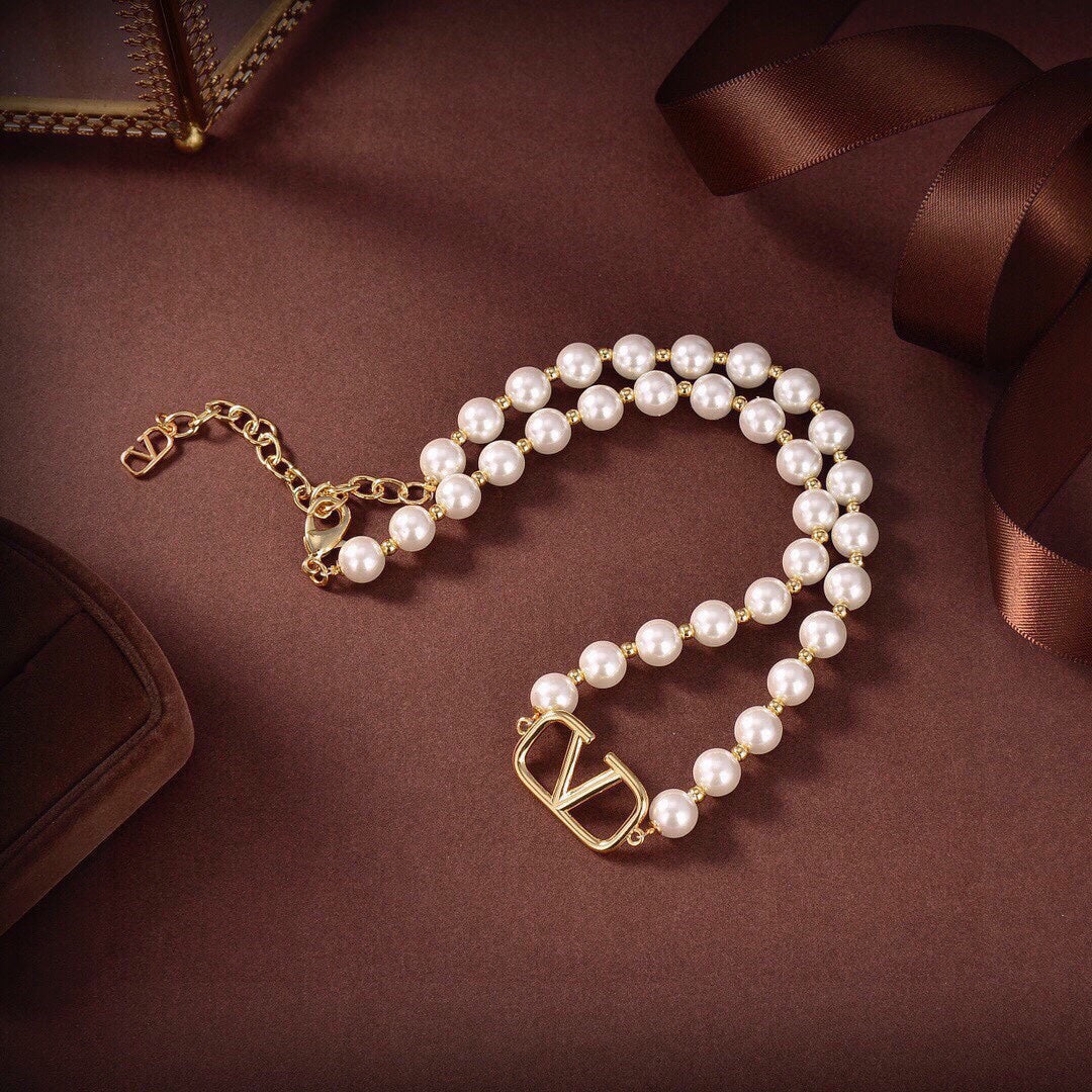 VLogo Pearls Choker 18K Gold Necklace product image 8, provided for visual reference and product detail review