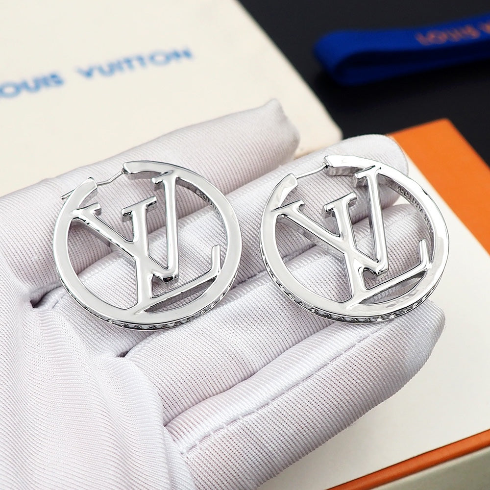 Louis Vuitton Louise Pearls 18K Gold Earrings product image 17, provided for visual reference and product detail review