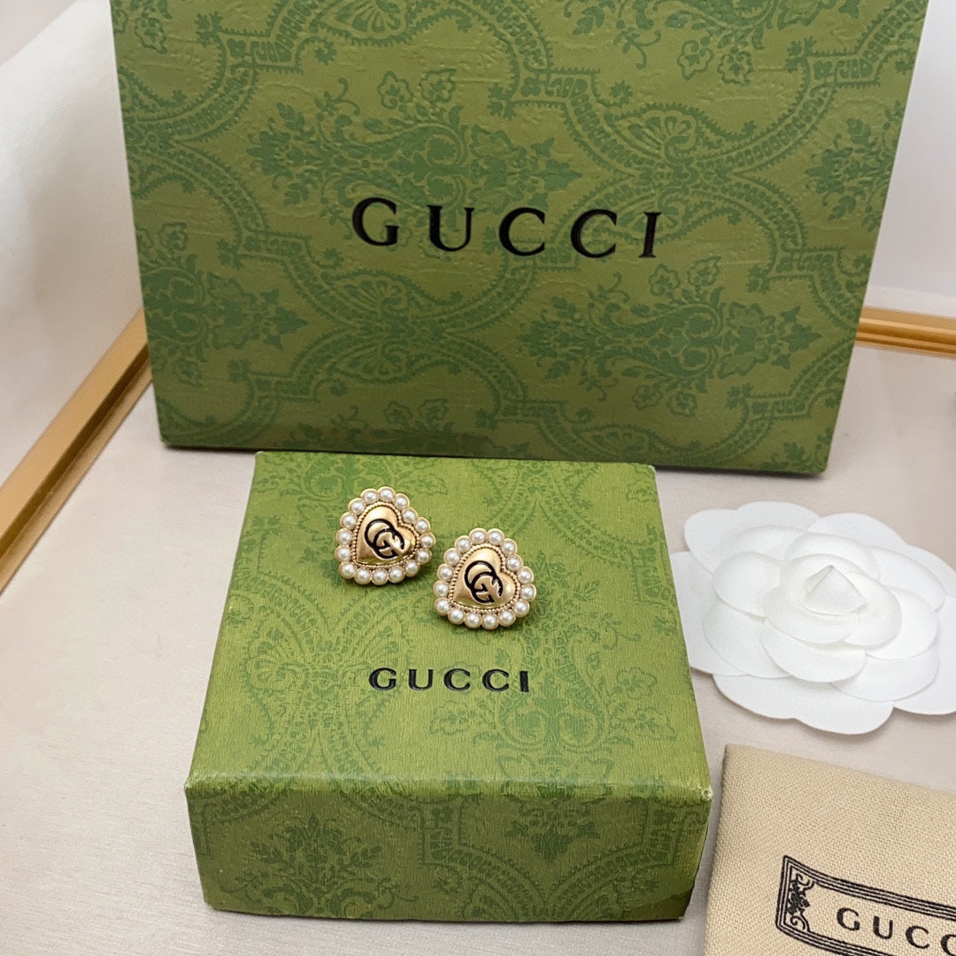 Gucci Double Heart Pearl 18K Gold Earrings product image 4, provided for visual reference and product detail review
