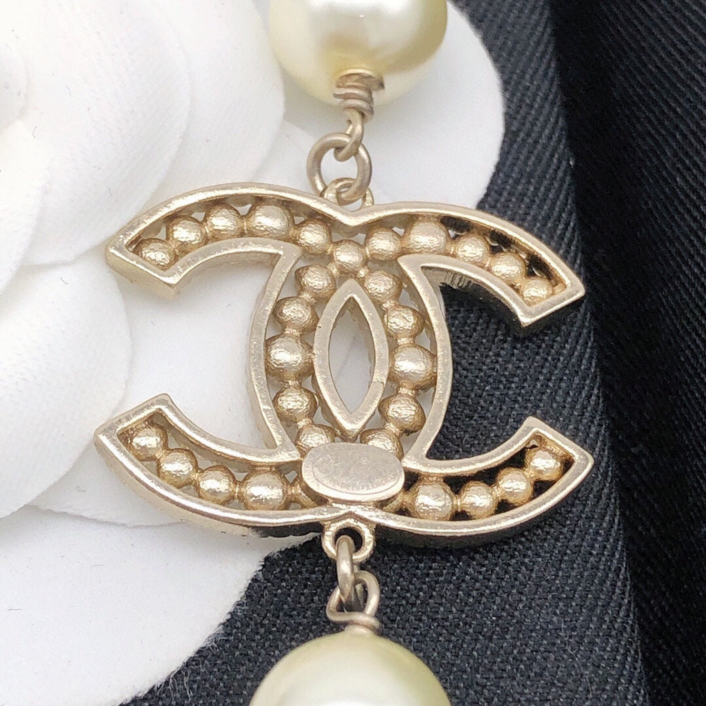 Chanel Flower Pearls Chain 18K Gold Necklace product image 8, provided for visual reference and product detail review