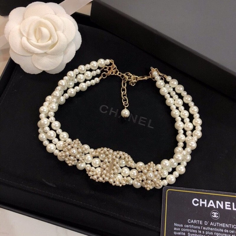 Chanel Pearl Choker 18K Gold Necklace product image 1, provided for visual reference and product detail review