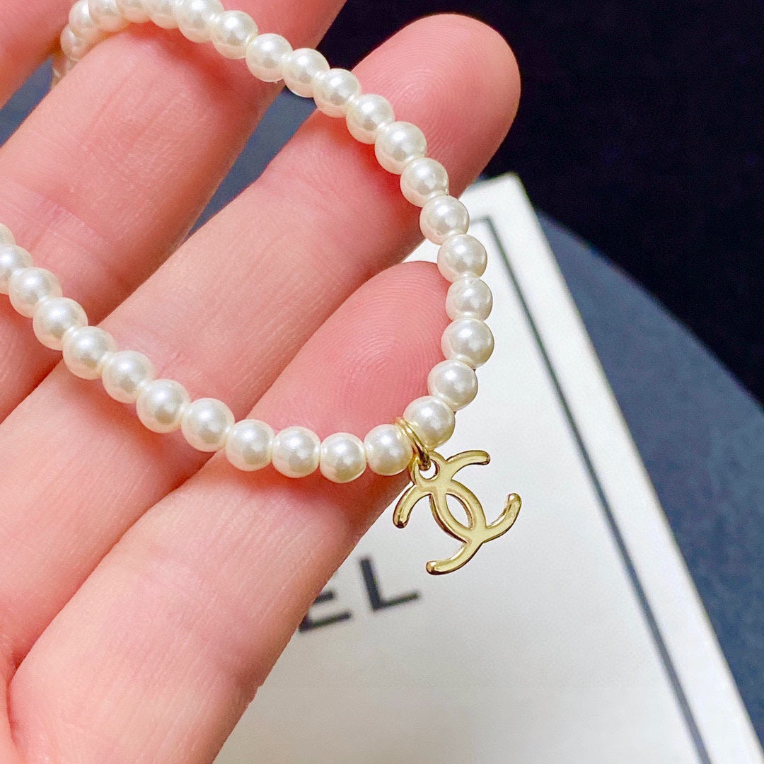 Chanel Pearls Choker 18K Gold Necklace product image 9, provided for visual reference and product detail review