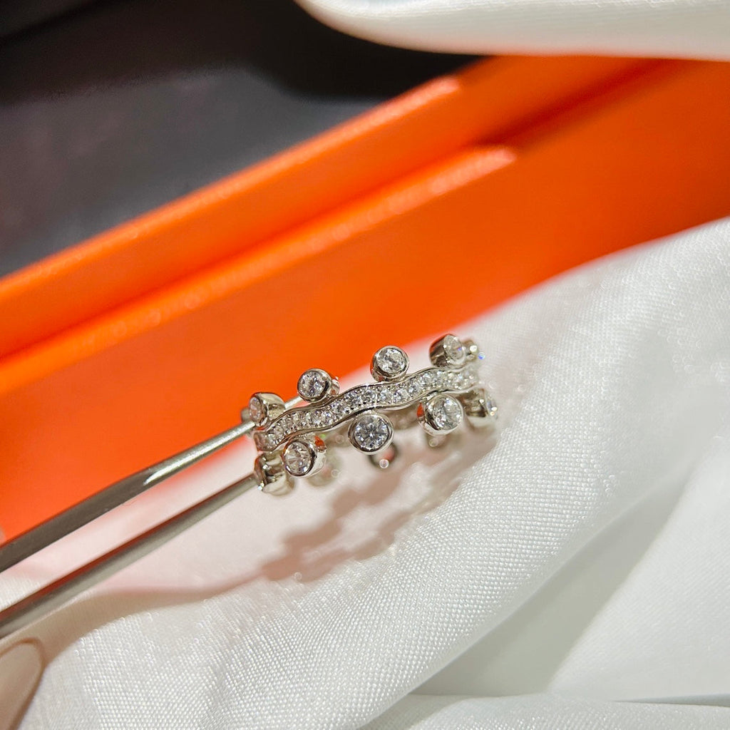 Hermes Vine Flower Dewdrops Diamond 18K Gold Ring product image 8, provided for visual reference and product detail review