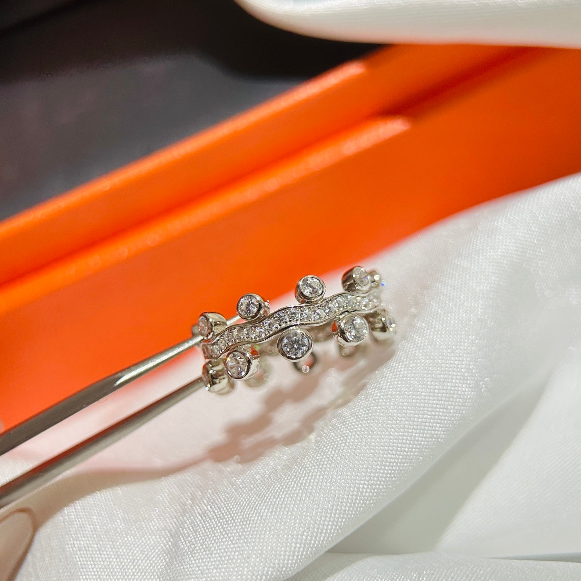 Hermes Vine Flower Dewdrops Diamond 18K Gold Ring product image 8, provided for visual reference and product detail review