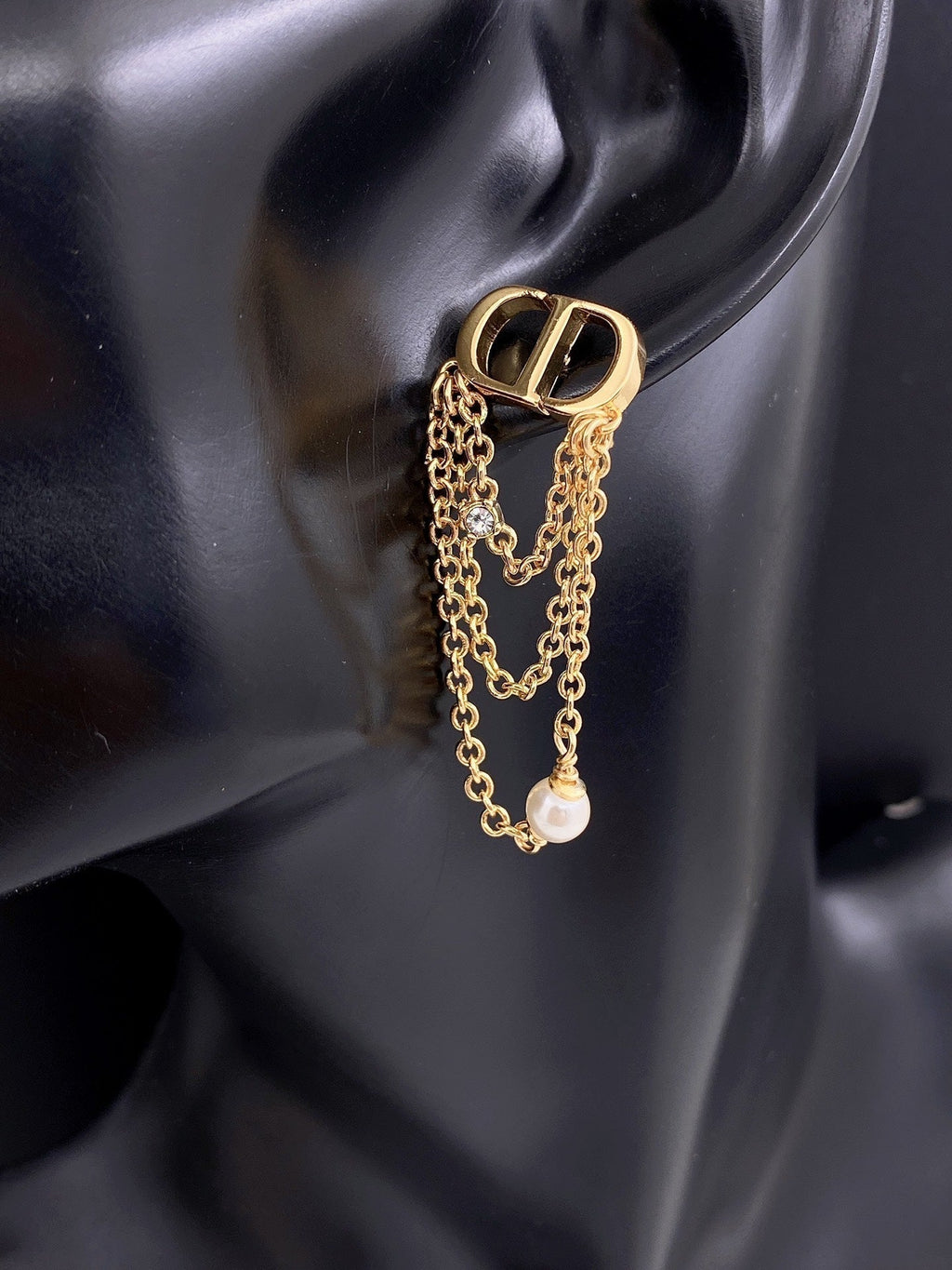 Dior Pearl Chain 18K Gold Earrings product image 3, provided for visual reference and product detail review