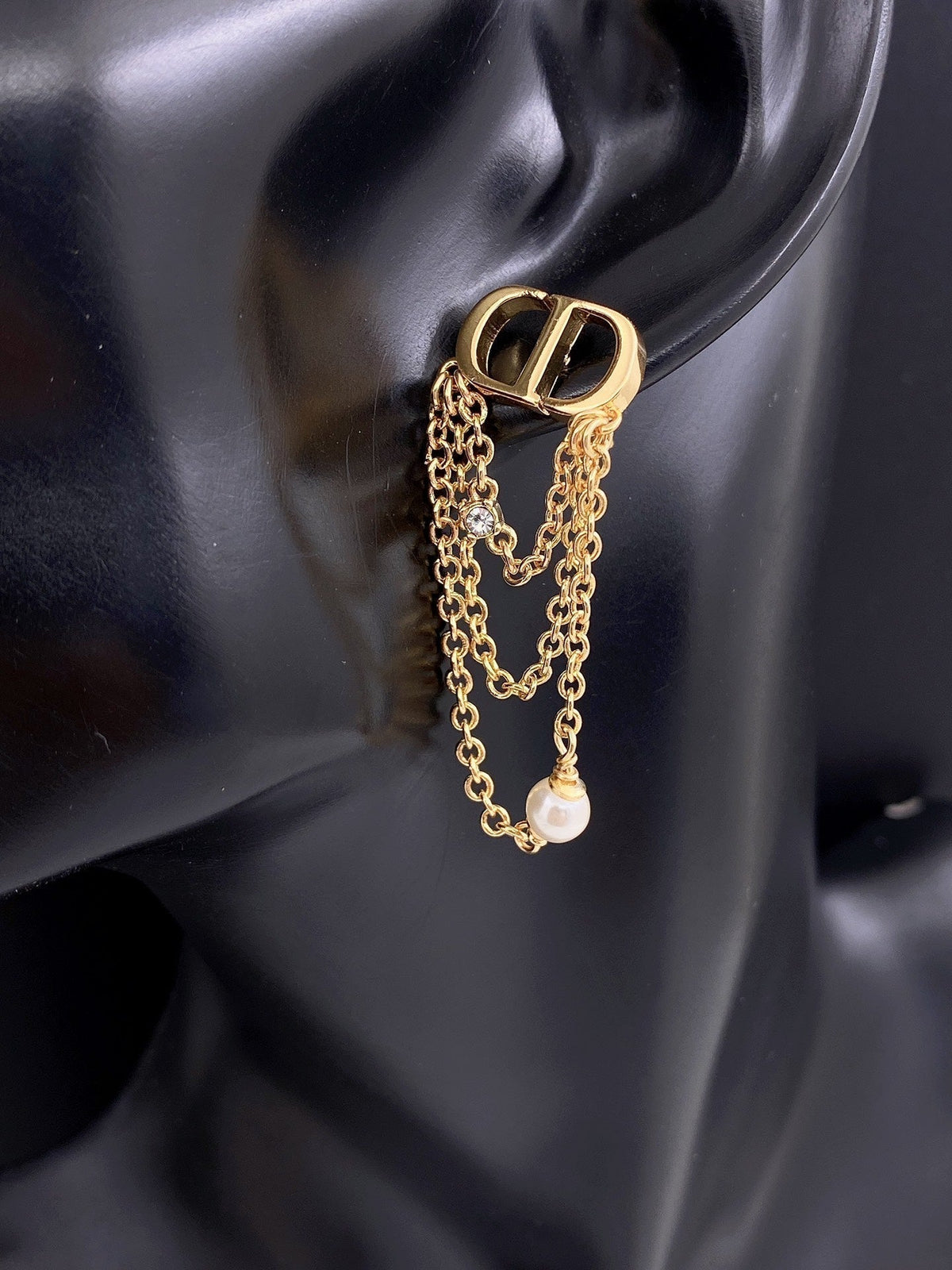 Dior Pearl Chain 18K Gold Earrings product image 3, provided for visual reference and product detail review
