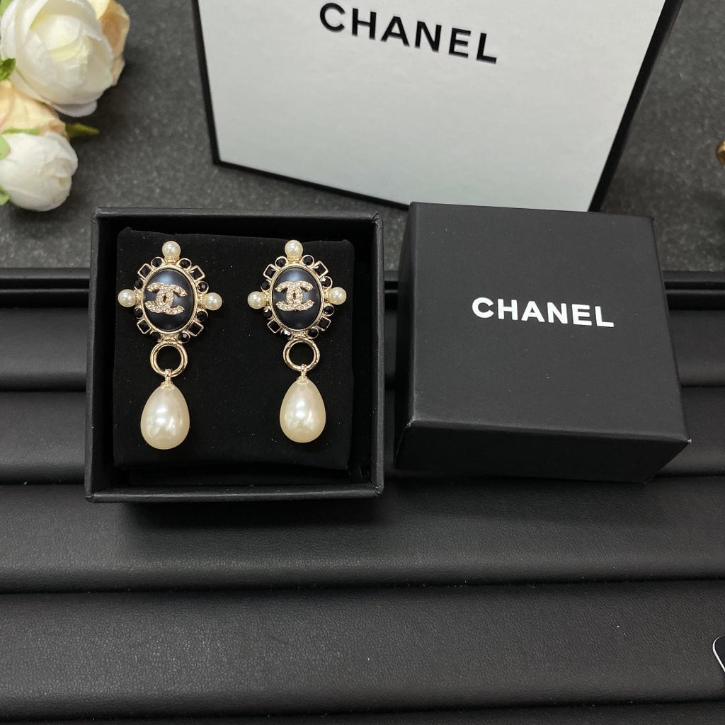 Chanel Pearl Pendant 18K Gold Earrings product image 7, provided for visual reference and product detail review