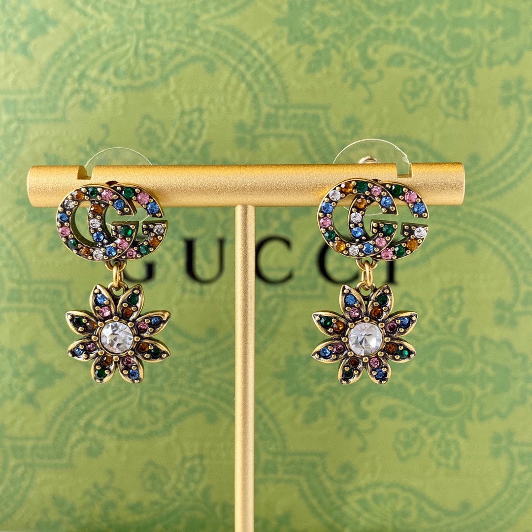 Gucci Double Flower Pendant 18K Gold Earrings product image 4, provided for visual reference and product detail review