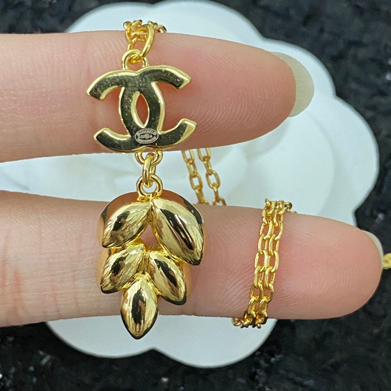 Chanel Flower Crystal 18K Gold Necklace product image 8, provided for visual reference and product detail review