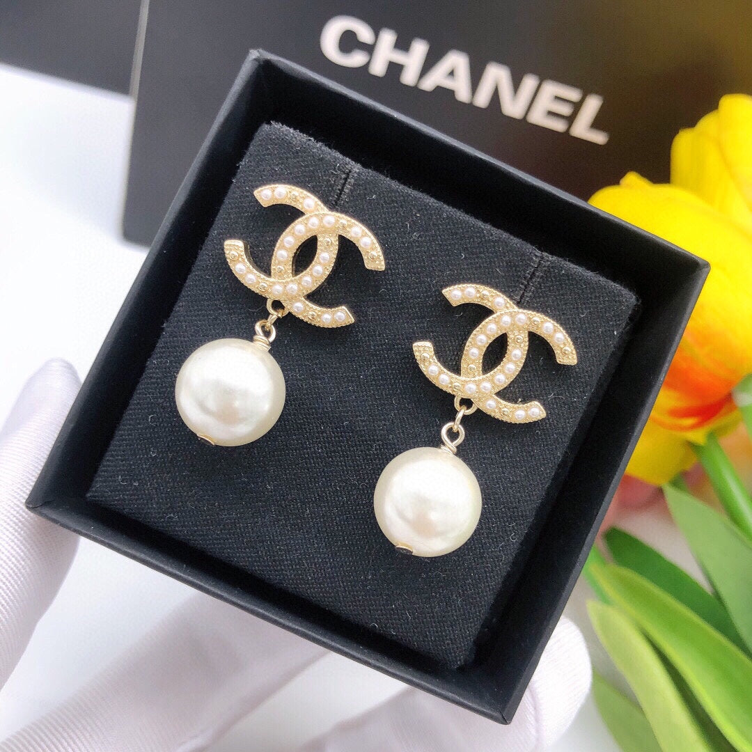 Chanel Pearl Drop 18K Gold Earrings product image 8, provided for visual reference and product detail review