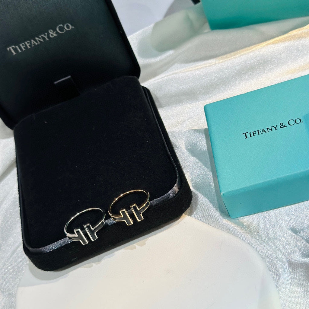 Tiffany Black Onyx Wire 18K Gold Ring product image 10, provided for visual reference and product detail review
