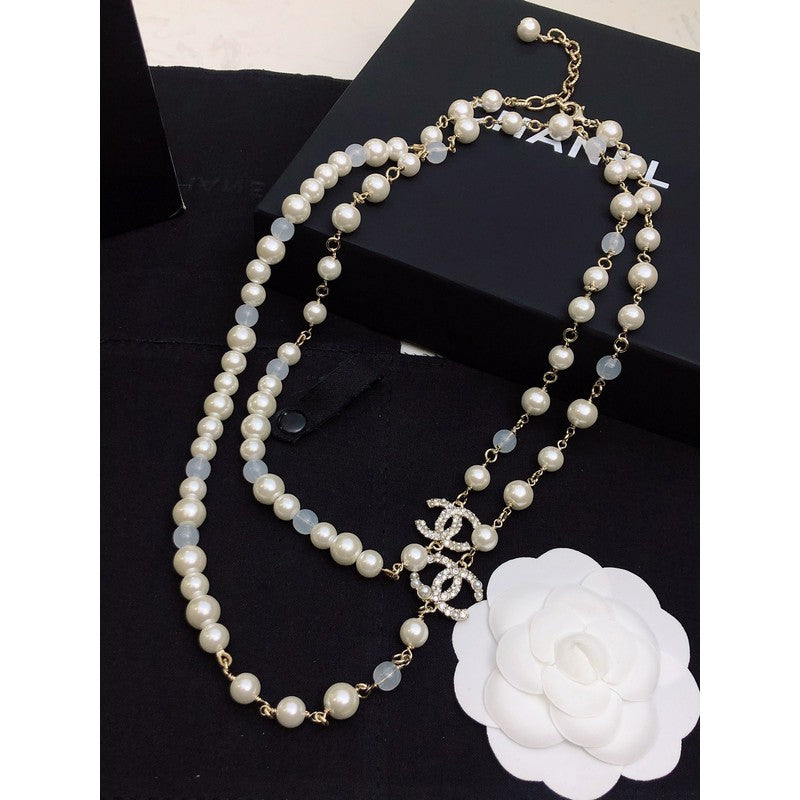 Chanel Long Pearl 18K Gold Necklace product image 1, provided for visual reference and product detail review