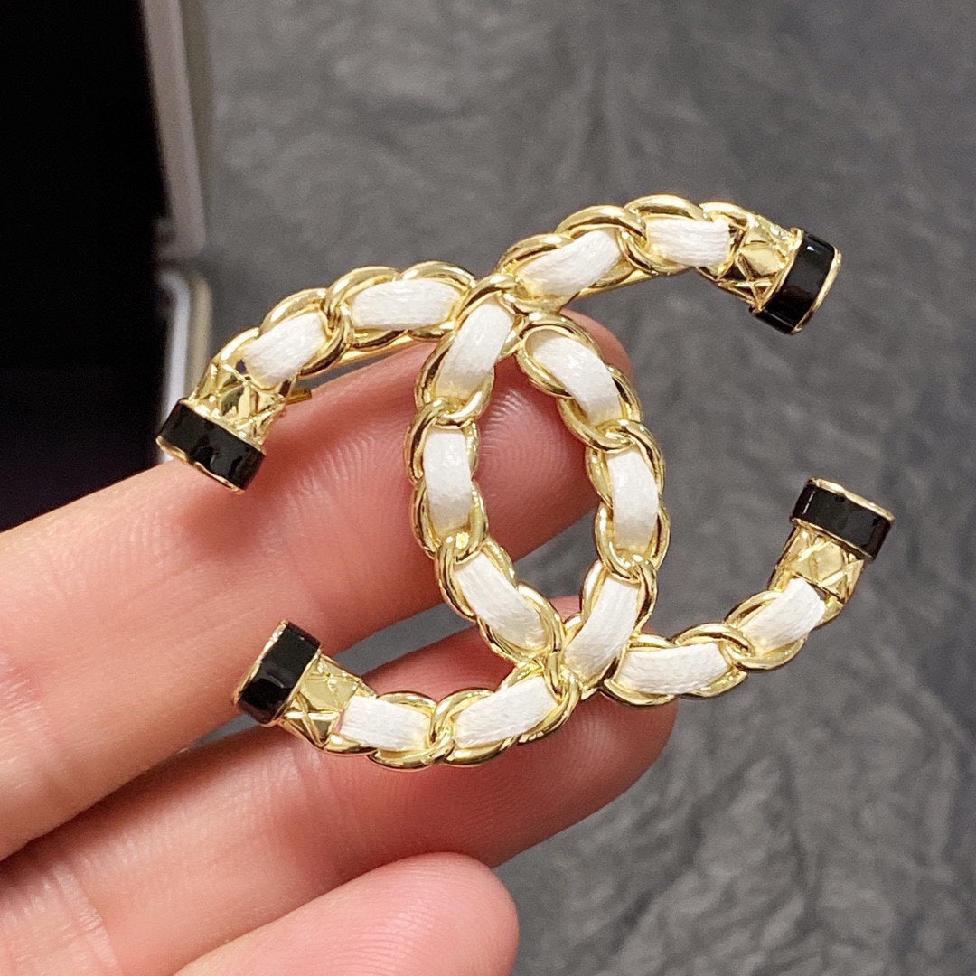 Chanel Pearl 18K Gold Brooch product image 3, provided for visual reference and product detail review