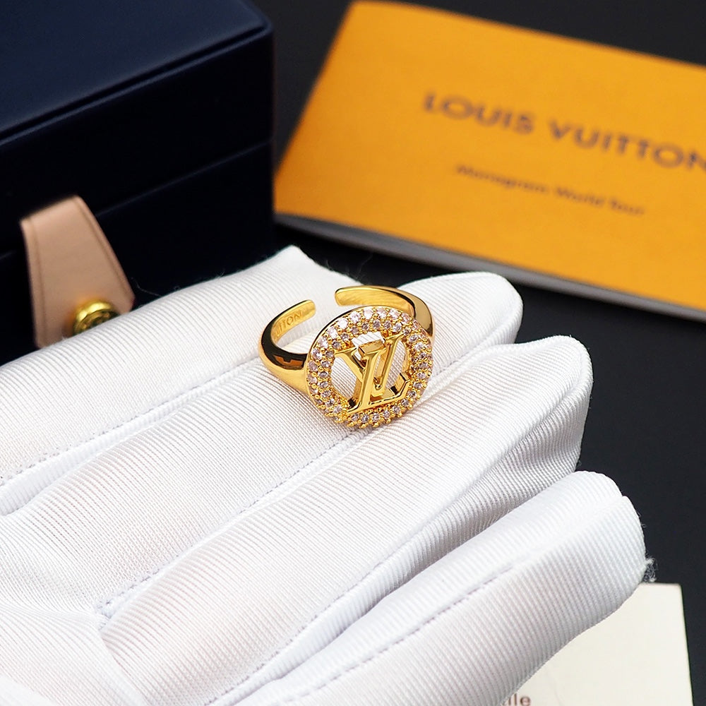 Louis Vuitton Louise Tresor 18K Gold Ring product image 5, provided for visual reference and product detail review