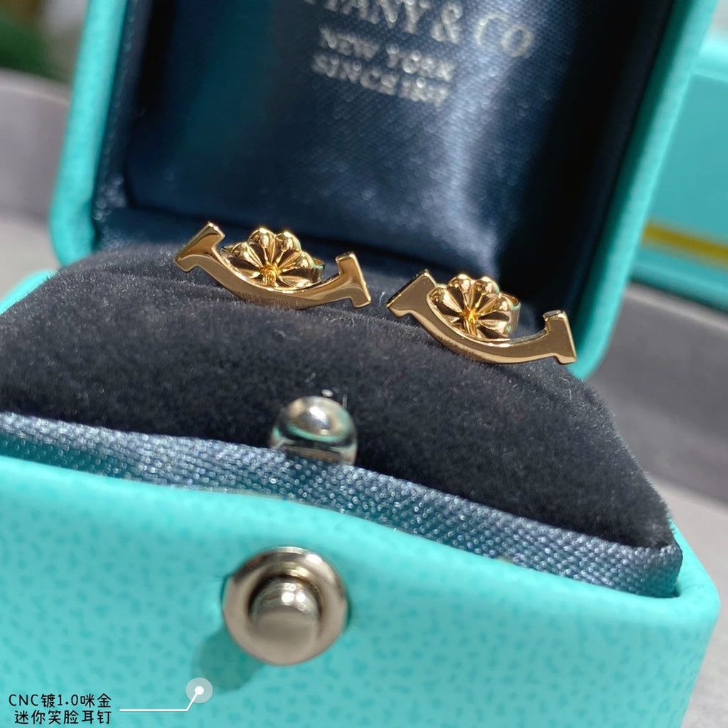 Tiffany Smile 18K Gold Earrings product image 4, provided for visual reference and product detail review