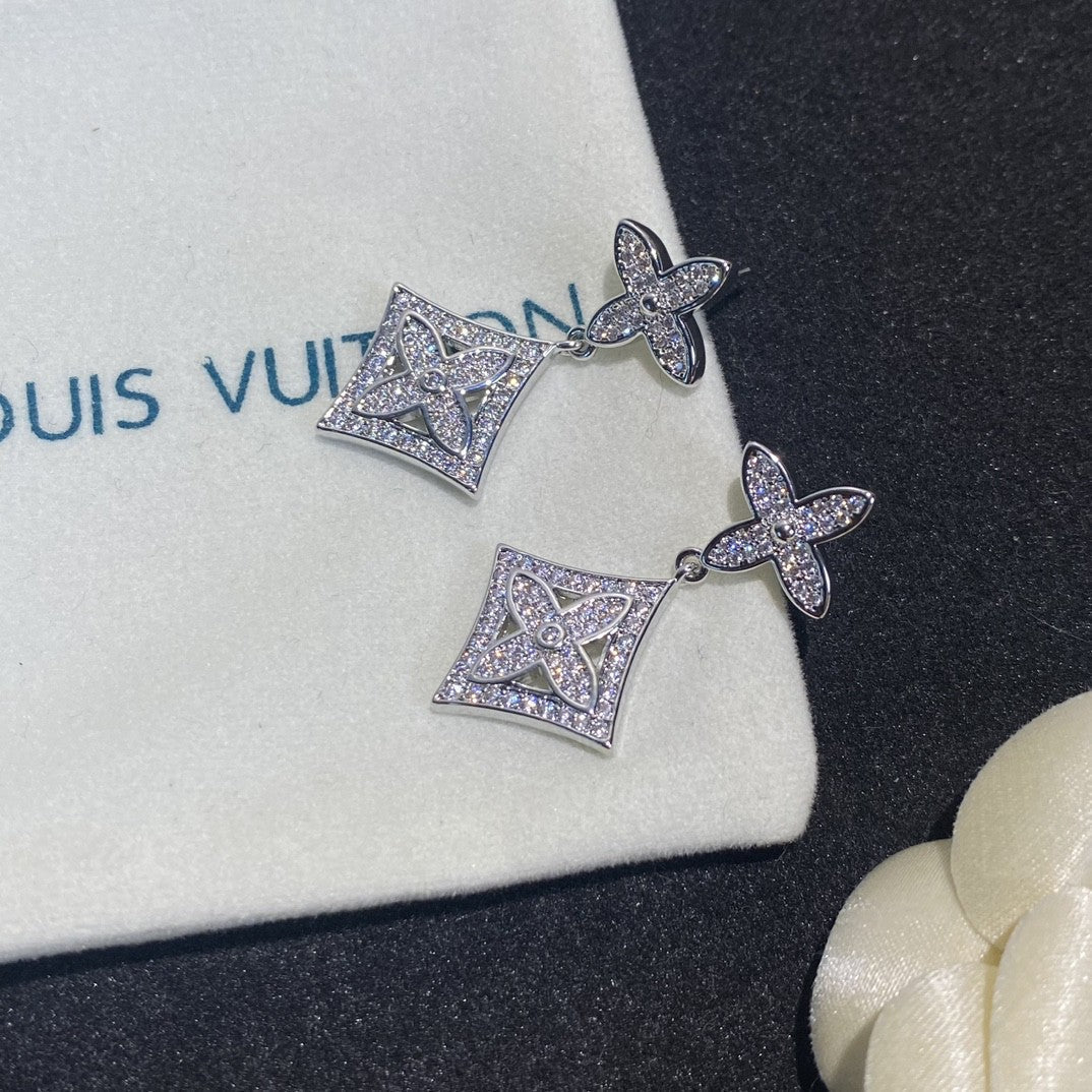Louis Vuitton Blossom 18K Gold Earrings product image 8, provided for visual reference and product detail review