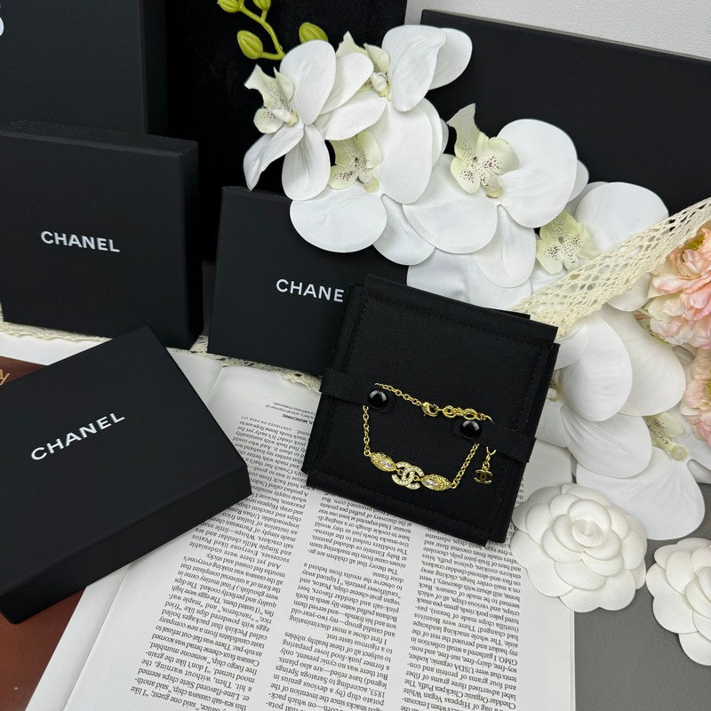 Chanel 26C Diamond Gold 18K Gold Bracelet product image 8, provided for visual reference and product detail review