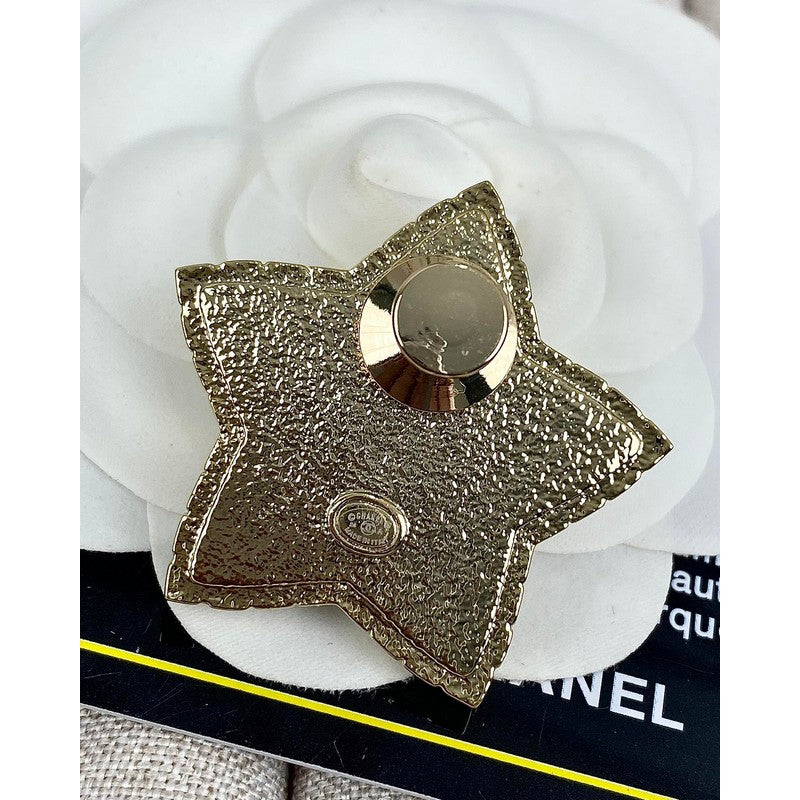 Chanel Star Pearl 18K Gold Brooch product image 8, provided for visual reference and product detail review
