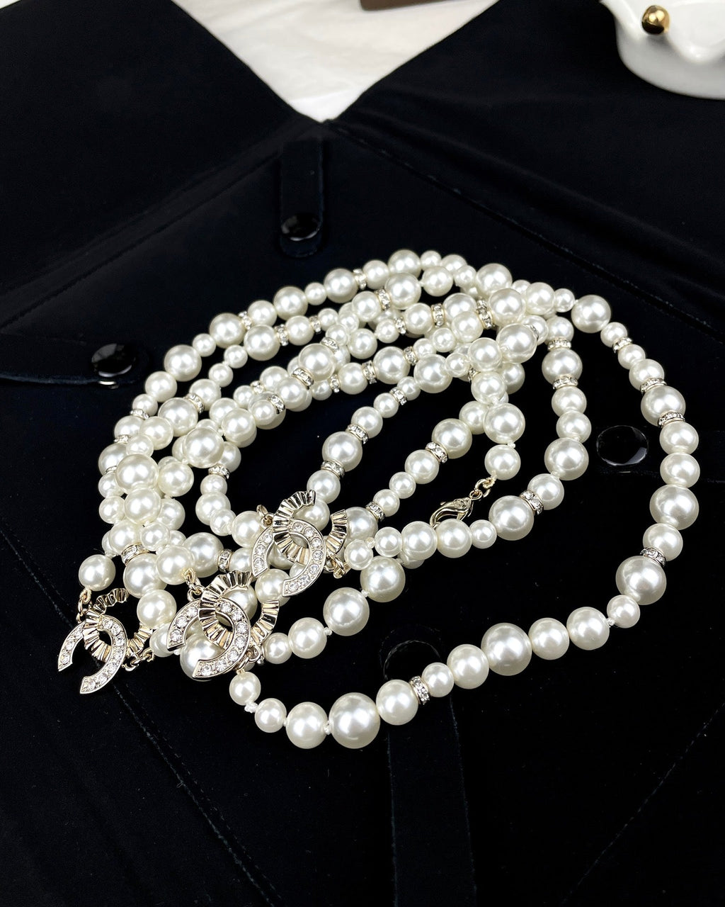 Chanel Pearls Long 18K Gold Necklace product image 8, provided for visual reference and product detail review