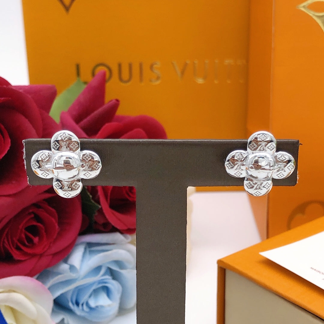 Louis Vuitton Vivienne 18K Gold Earrings product image 2, provided for visual reference and product detail review