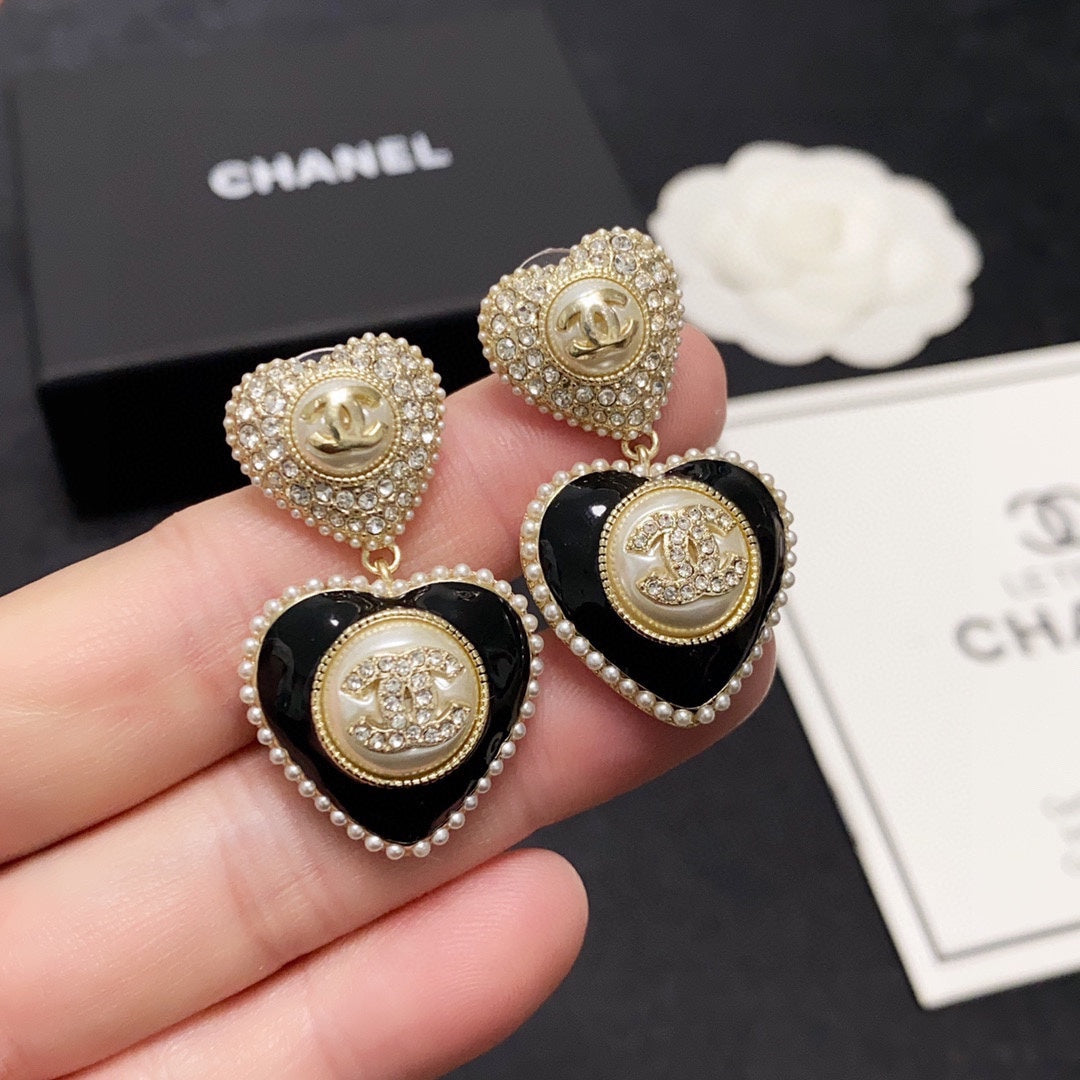 Chanel Black Heart 18K Gold Earrings product image 2, provided for visual reference and product detail review