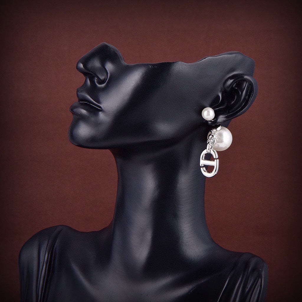 Dior 30 Montaigne 18K Gold Earrings product image 2, provided for visual reference and product detail review