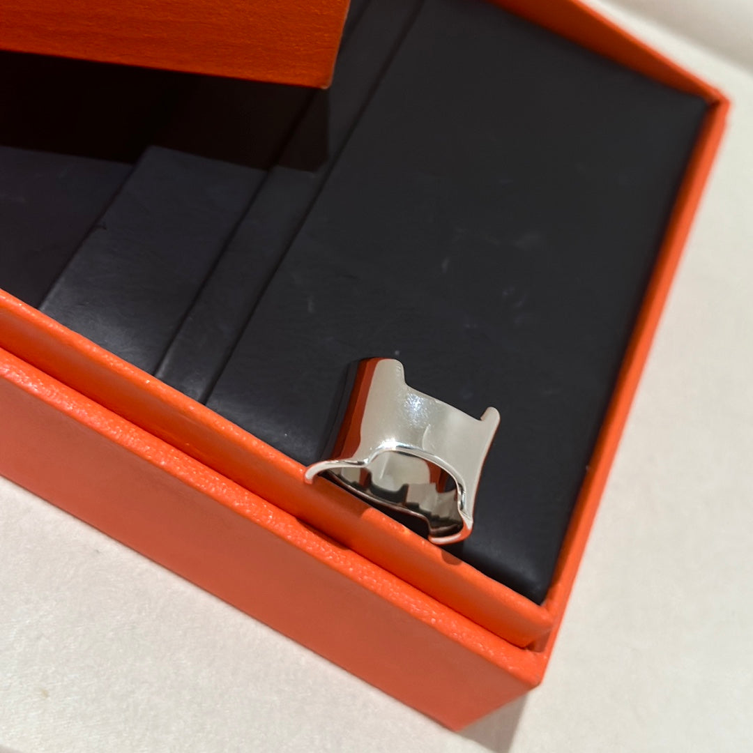 Hermes Amazone Large 18K Gold Ring product image 5, provided for visual reference and product detail review