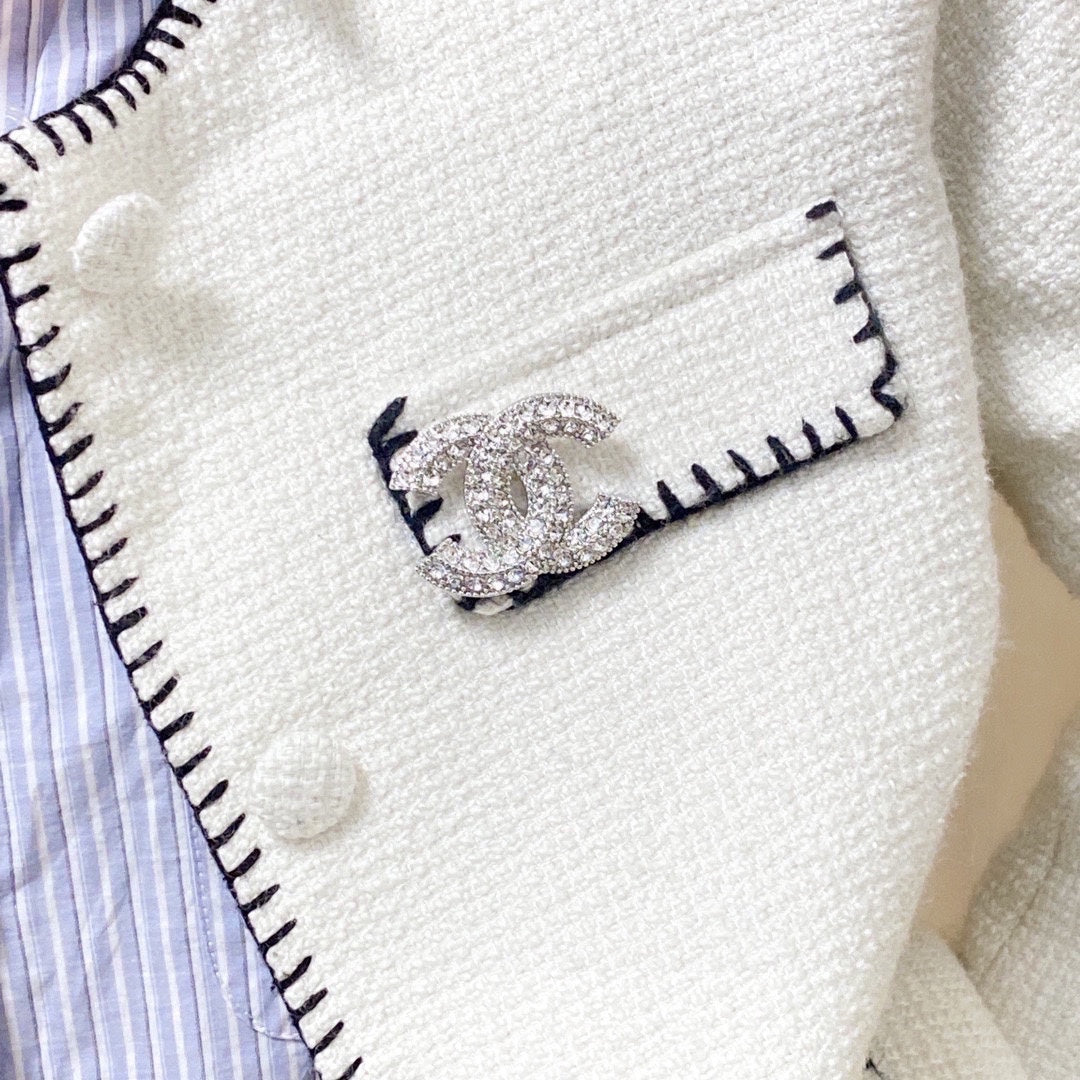 Chanel Diamonds 18K Gold Brooch product image 9, provided for visual reference and product detail review