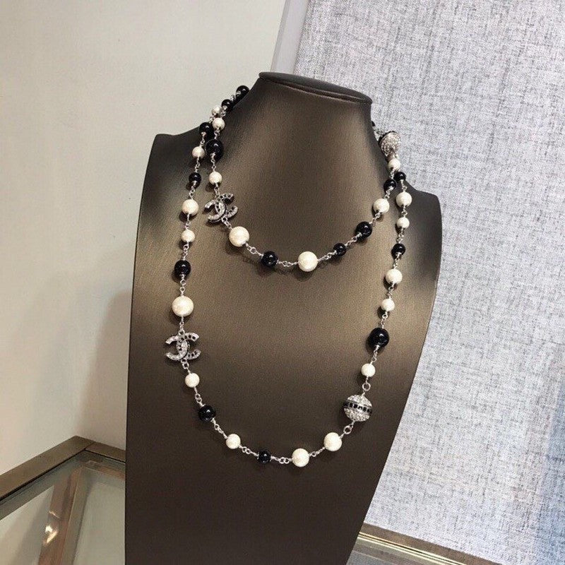 Chanel Long Black Pearl 18K Gold Necklace product image 2, provided for visual reference and product detail review
