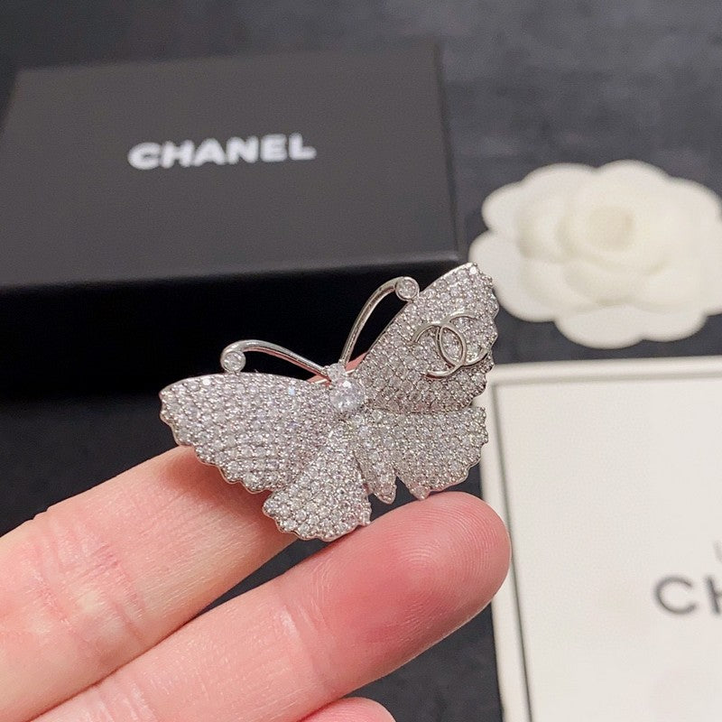 Chanel Full Diamond Butterfly 18K Gold Brooch product image 5, provided for visual reference and product detail review