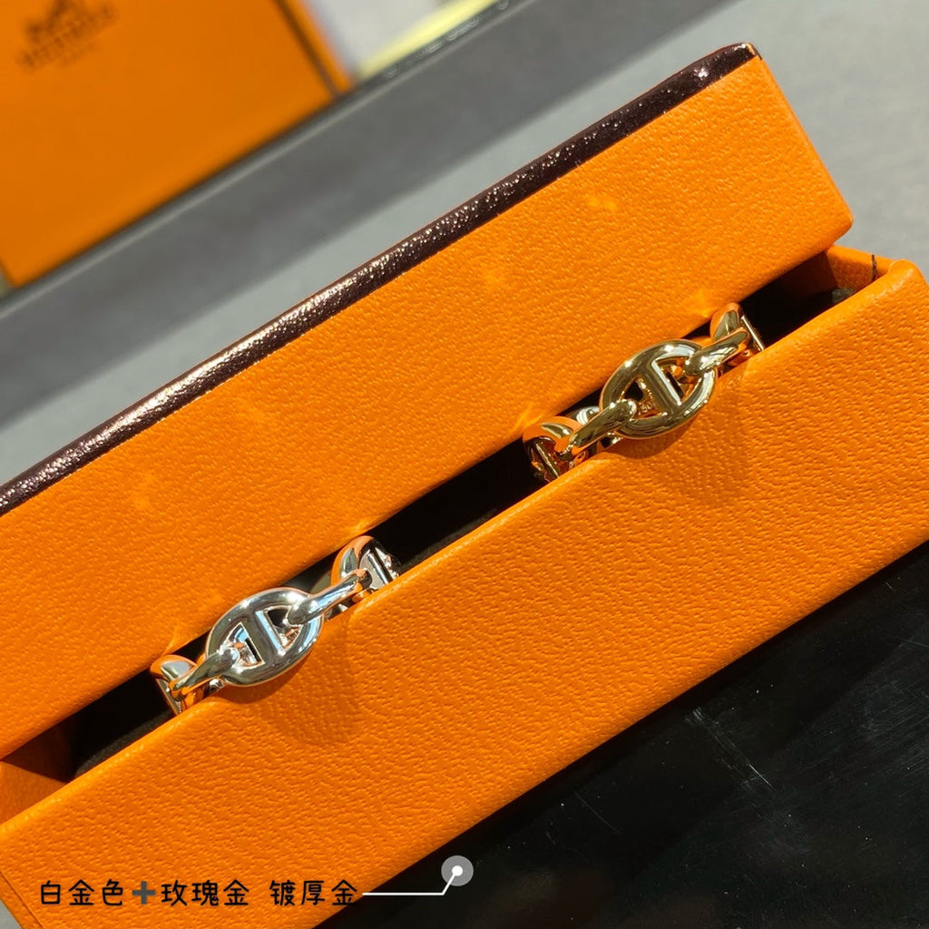 Hermes Chaine D'Ancre Enchainee 18K Gold Ring product image 2, provided for visual reference and product detail review