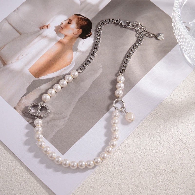 Dior 30 Montaigne Pearls 18K Gold Necklace product image 8, provided for visual reference and product detail review