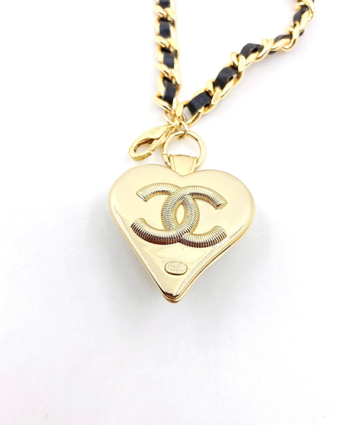 Chanel Heart Pendant 18K Gold Necklace product image 5, provided for visual reference and product detail review