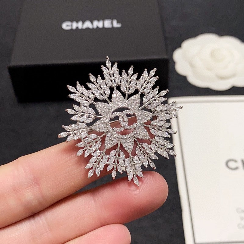 Chanel Flower Crystal 18K Gold Brooch product image 1, provided for visual reference and product detail review