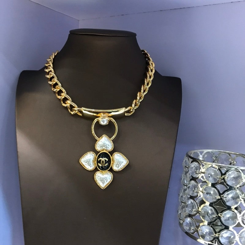 Chanel Pearl Choker Chain 18K Gold Necklace product image 2, provided for visual reference and product detail review