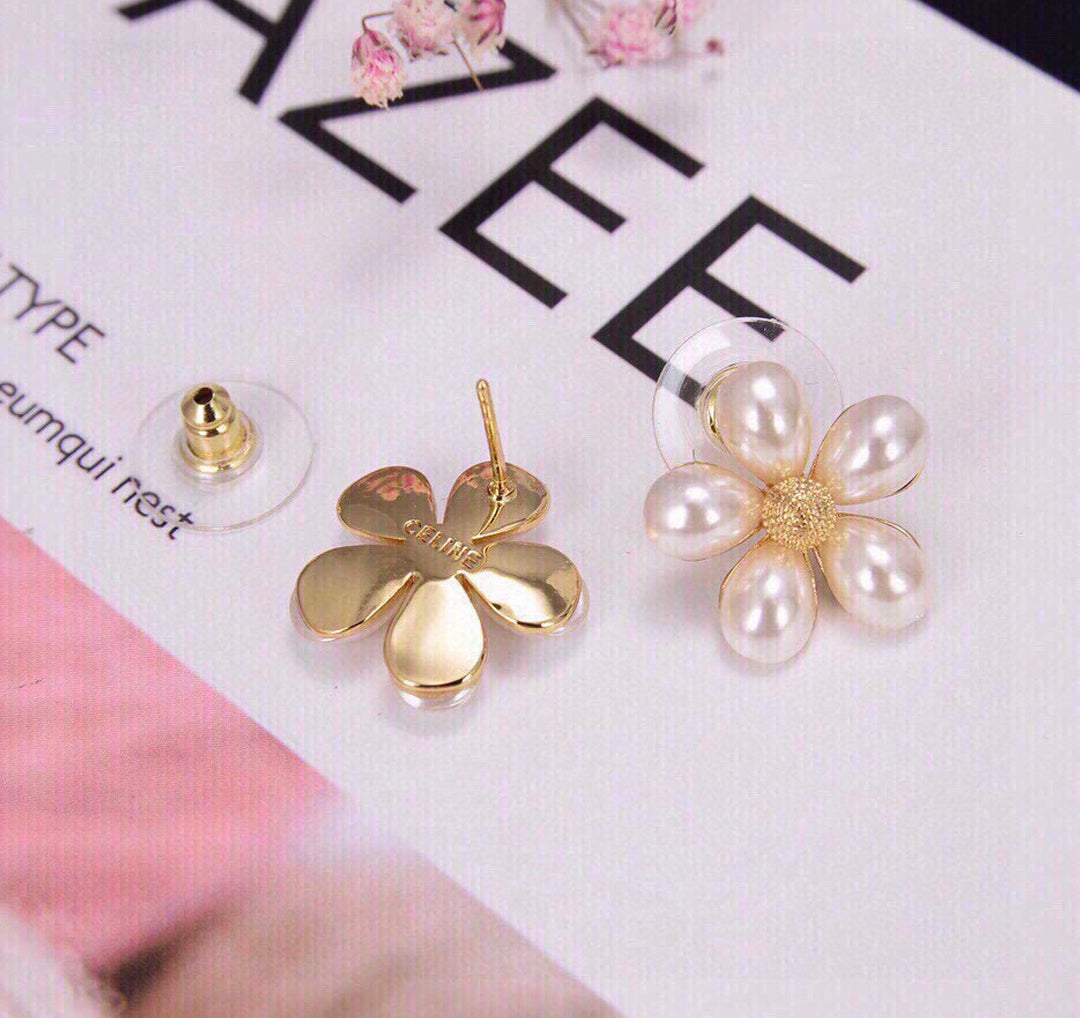 Celine Flower Pearls 18K Gold Earrings product image 1, provided for visual reference and product detail review