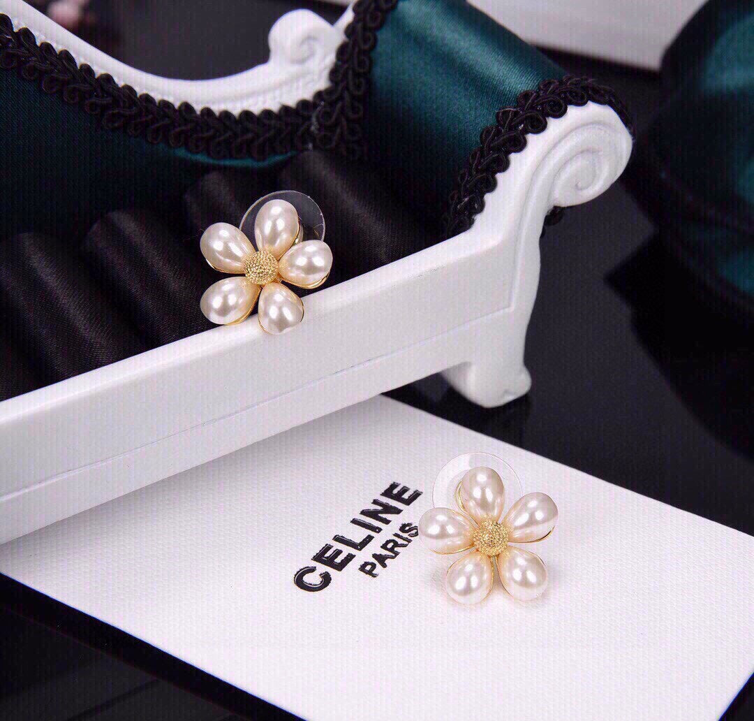 Celine Flower Pearls 18K Gold Earrings product image 3, provided for visual reference and product detail review