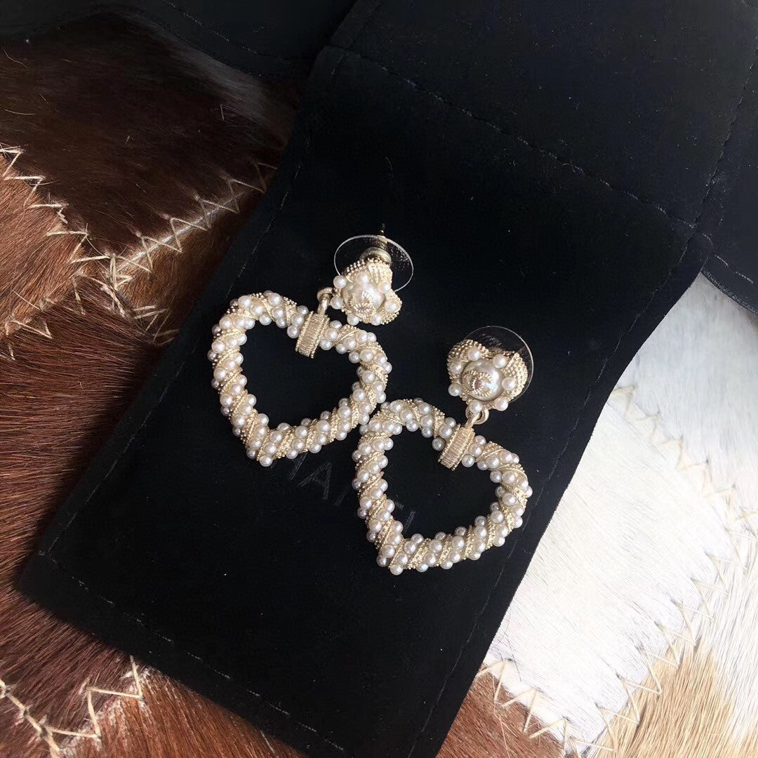 Chanel Heart Pendant 18K Gold Earrings product image 9, provided for visual reference and product detail review
