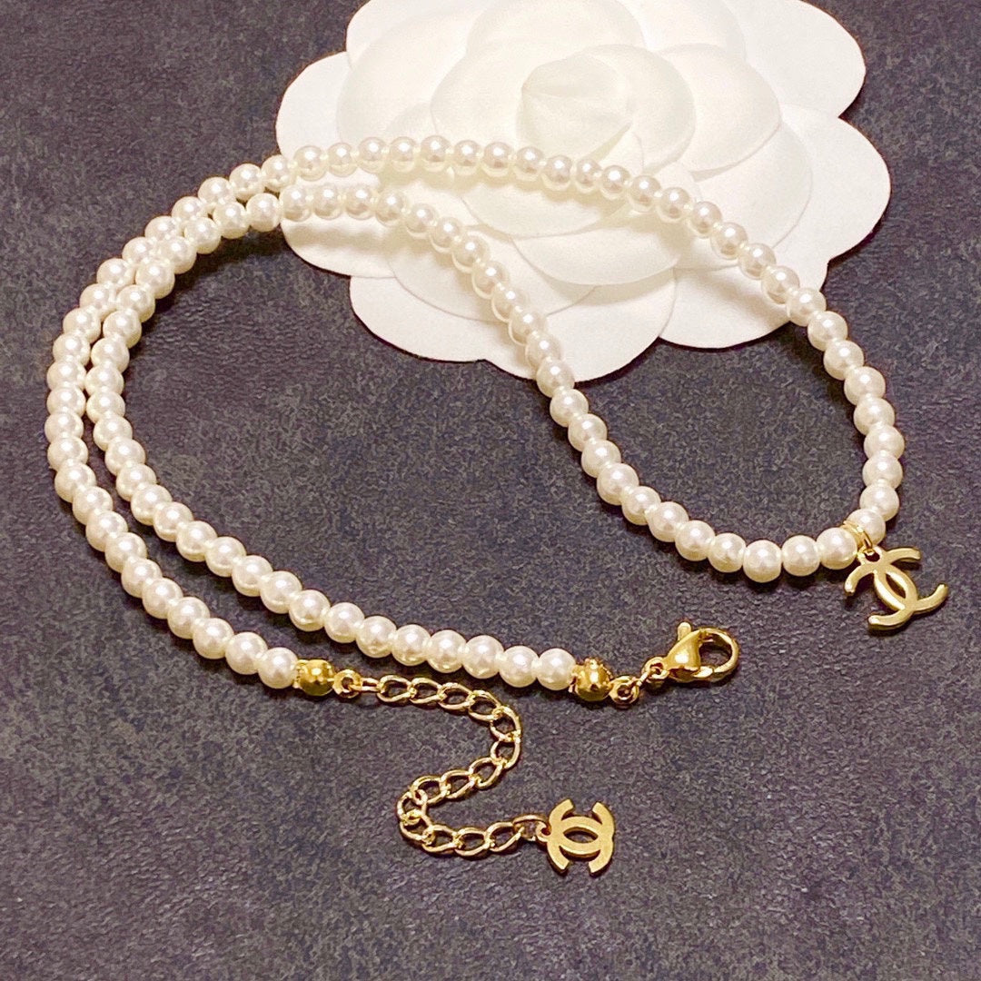 Chanel Pearls Choker 18K Gold Necklace product image 1, provided for visual reference and product detail review