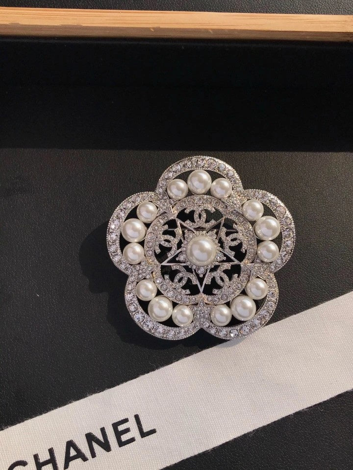 Chanel Camellia Pearls 18K Gold Brooch product image 7, provided for visual reference and product detail review