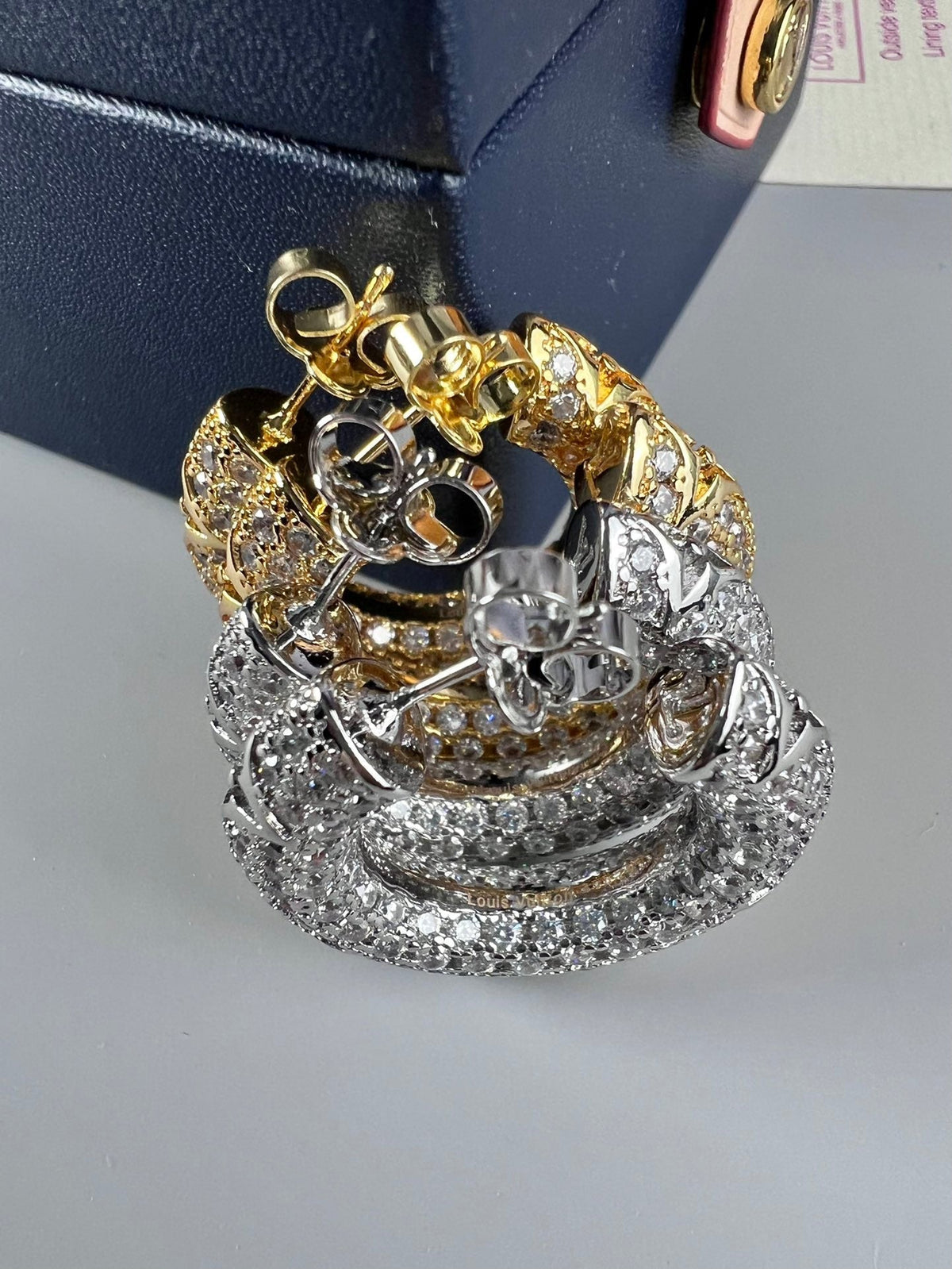 Louis Vuitton Circle Diamonds 18K Gold Earrings product image 4, provided for visual reference and product detail review