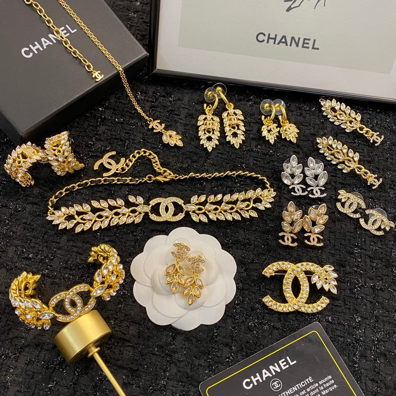Chanel Flower Crystal 18K Gold Necklace product image 9, provided for visual reference and product detail review