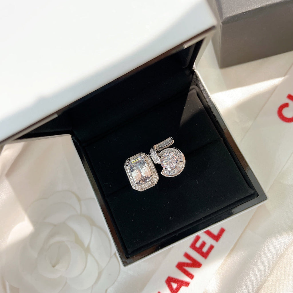 Chanel No.5 Diamonds 18K Gold Ring product image 9, provided for visual reference and product detail review