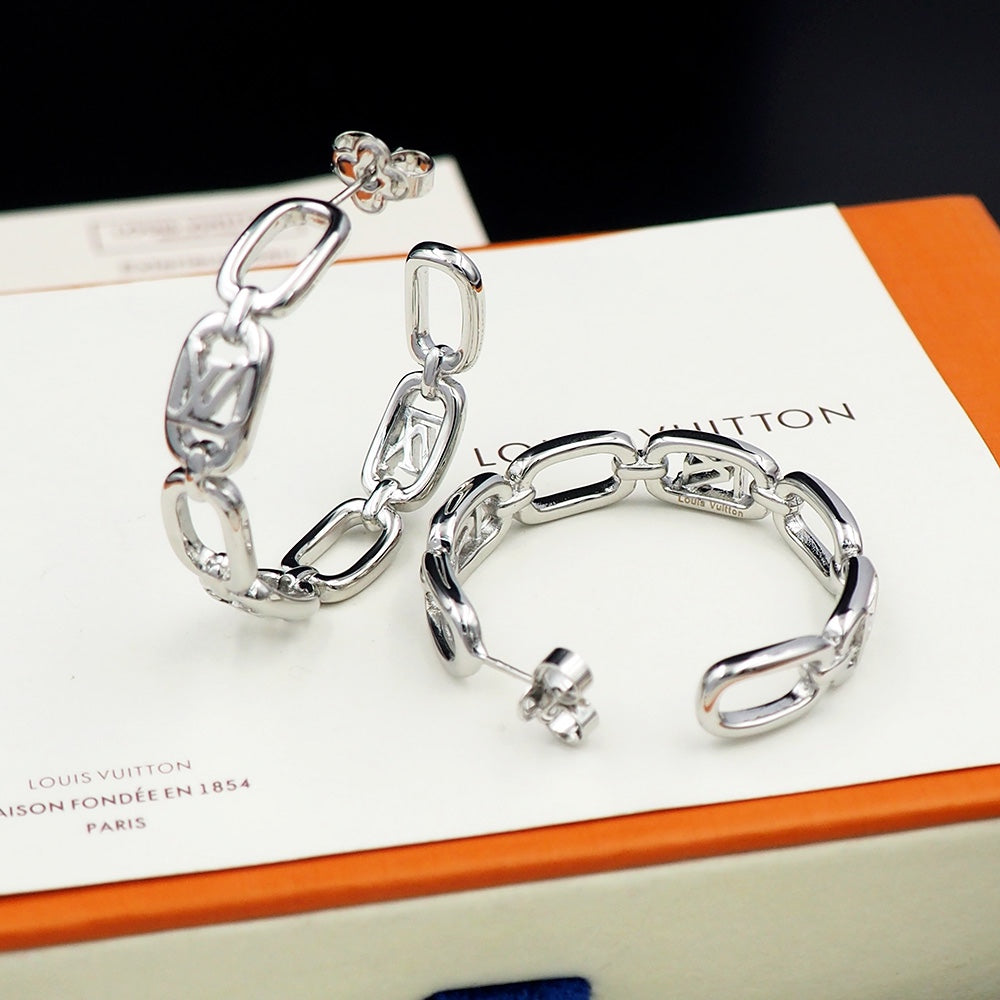 Louis Vuitton My Chain 18K Gold Earrings product image 10, provided for visual reference and product detail review