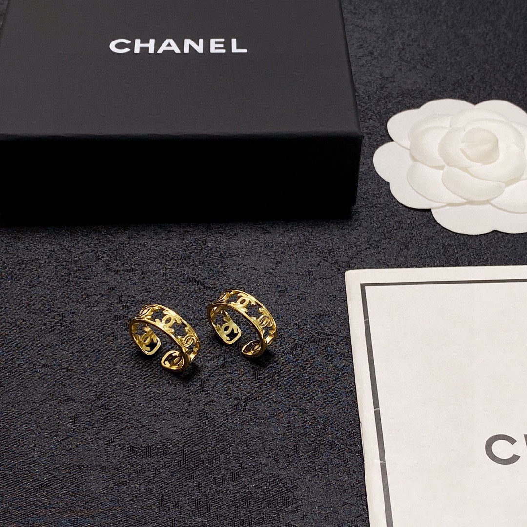 Chanel Vintage Openwork 18K Gold Ring product image 9, provided for visual reference and product detail review