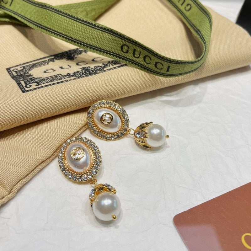 Gucci Double Flower Pearl 18K Gold Earrings product image 13, provided for visual reference and product detail review