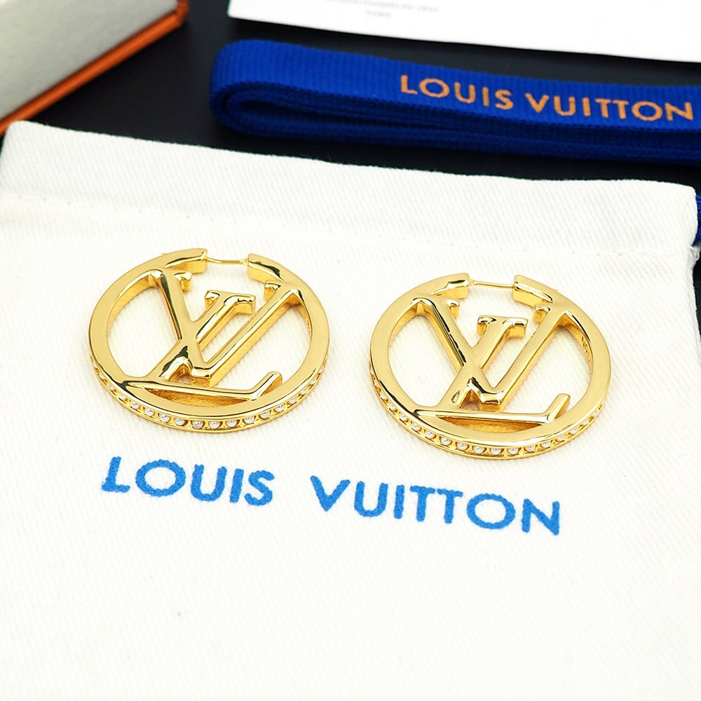Louis Vuitton Louise Pearls 18K Gold Earrings product image 15, provided for visual reference and product detail review
