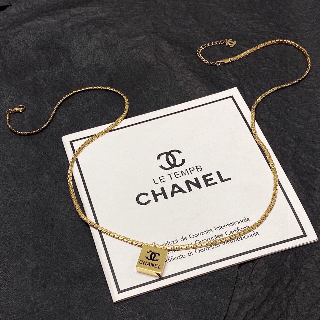 Chanel Pendant 18K Gold Necklace product image 9, provided for visual reference and product detail review