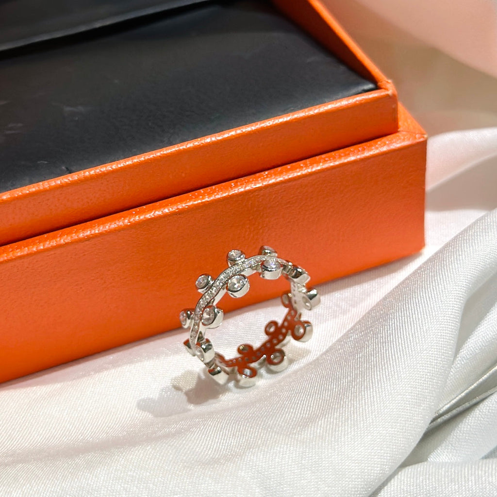 Hermes Vine Flower Dewdrops Diamond 18K Gold Ring product image 9, provided for visual reference and product detail review